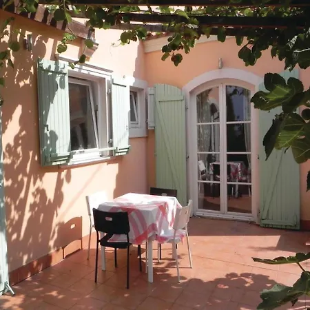 Дом отдыха Four-bedroom Holiday In *